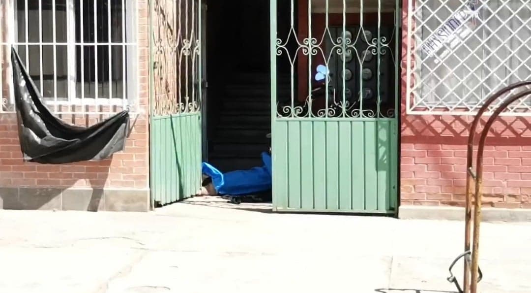 Hallan a mujer sin vida en la entrada de un edificio en Tehuacán 