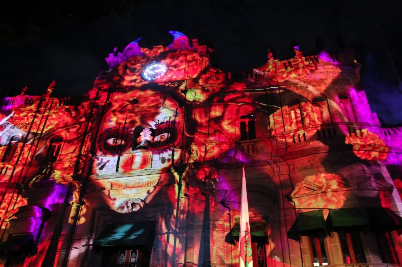 El Centro Histórico de Puebla se llena de misticismo y color por el Día de Muertos