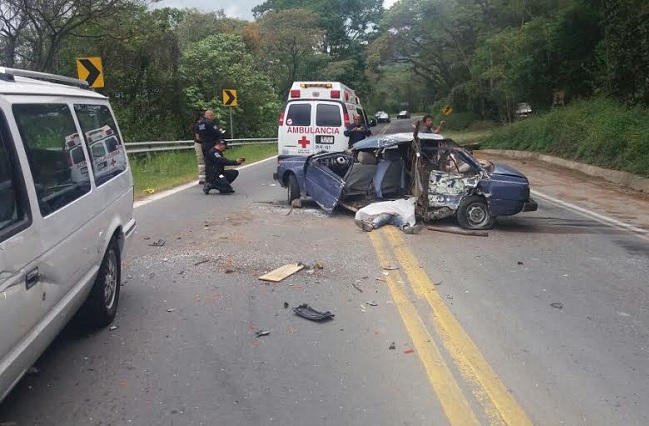 Un muerto deja impacto entre autos particulares en Huauchinango