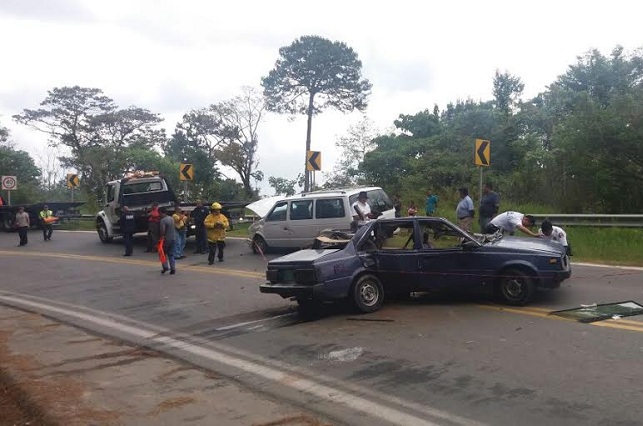 Un muerto deja impacto entre autos particulares en Huauchinango