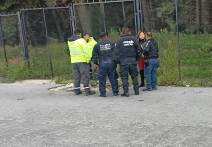 Hombre cae en coladera y muere en calles de Cuautlancingo