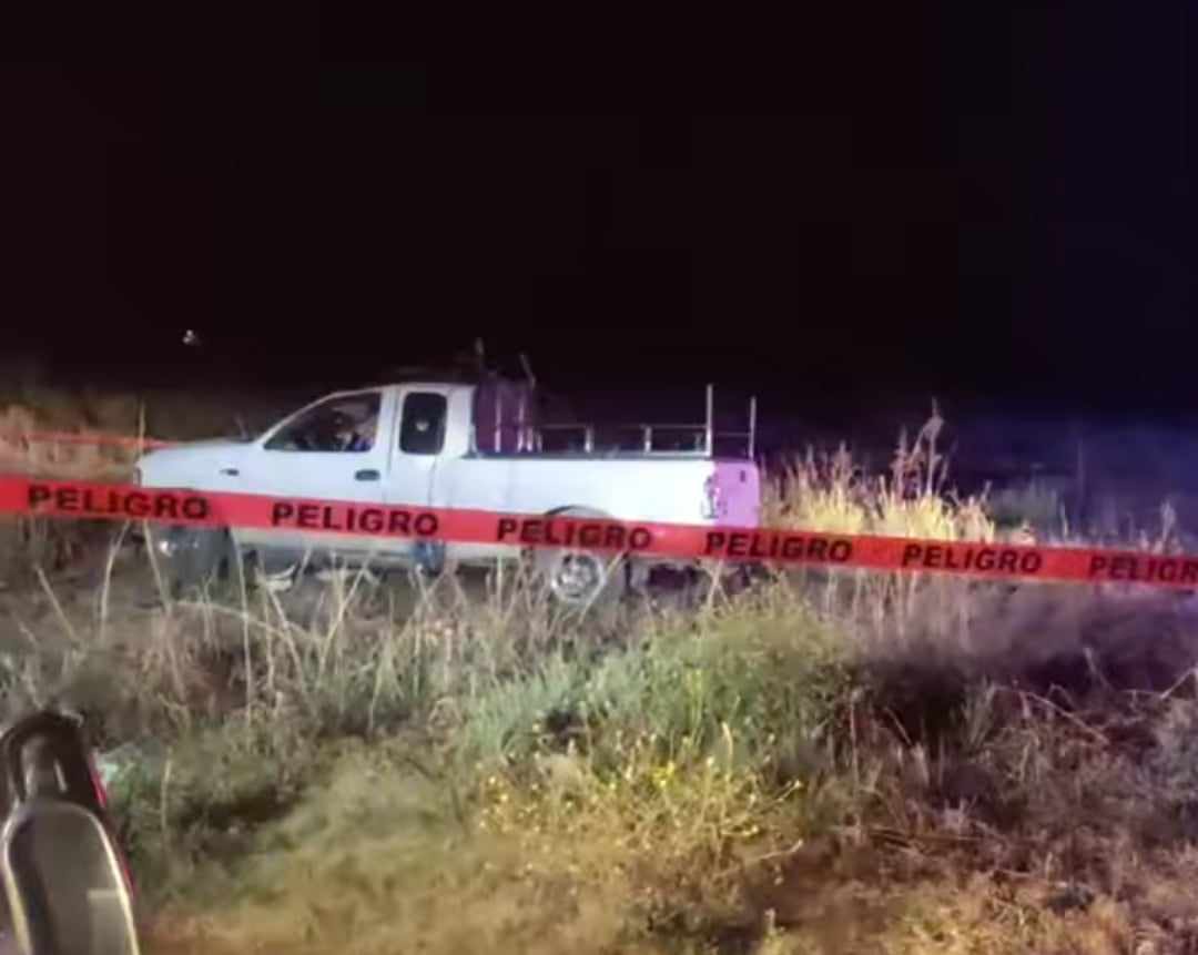 Camioneta vuelca y salen proyectados dos hombres en el tramo Tehuacán-Orizaba