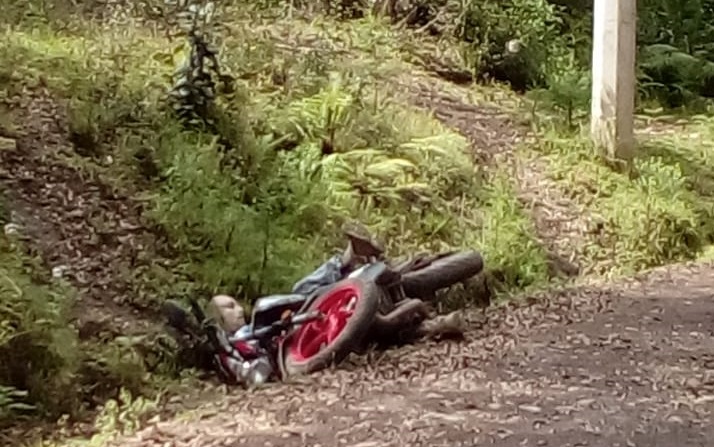 Encuentran a motociclista baleando en Huauchinango