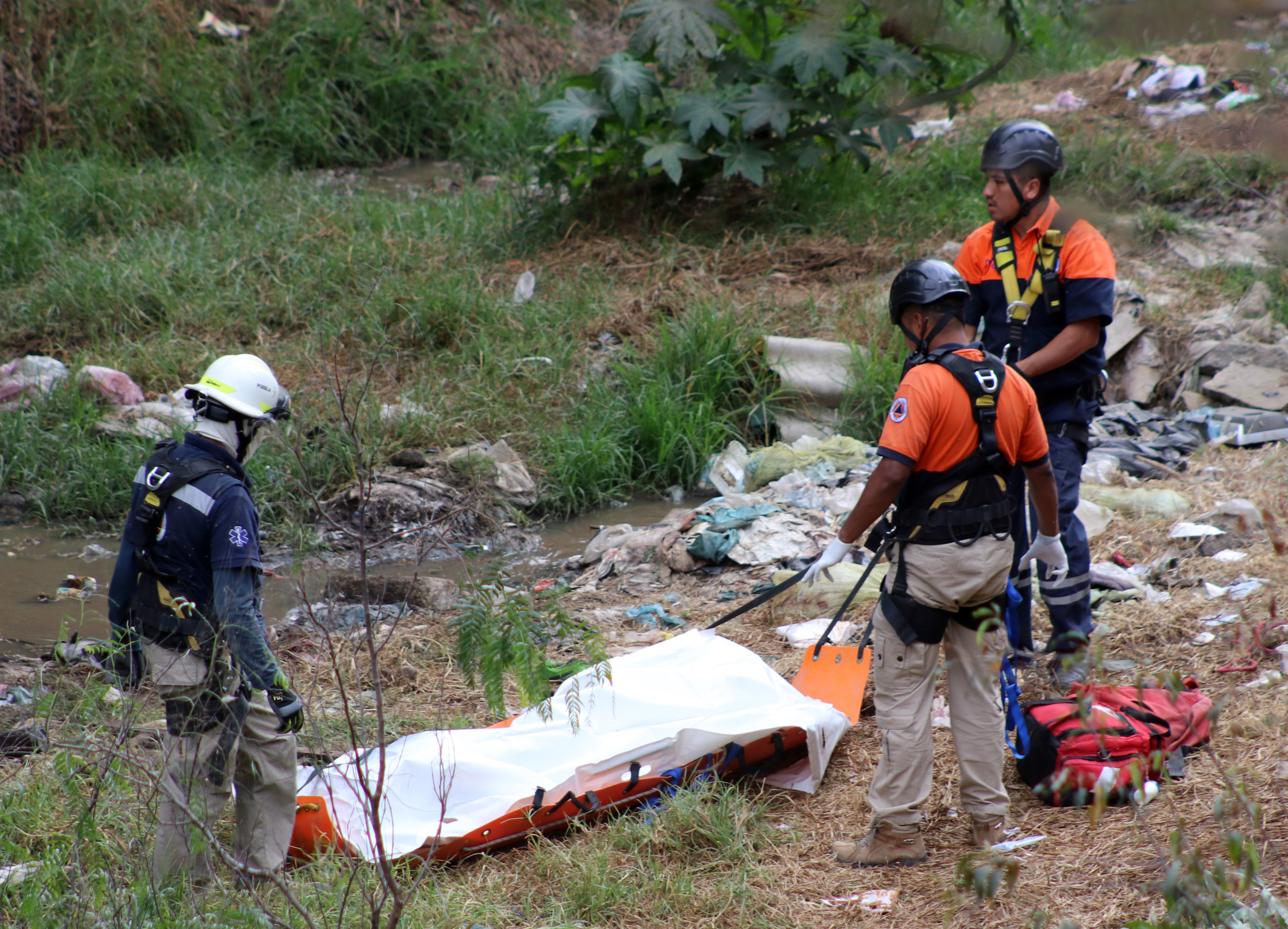 Rescatan 2 cuerpos de barranca El Conde; uno fue devorado vivo