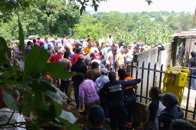 Perecen sepultados 2 hombres en obra de drenaje, en Teziutlán