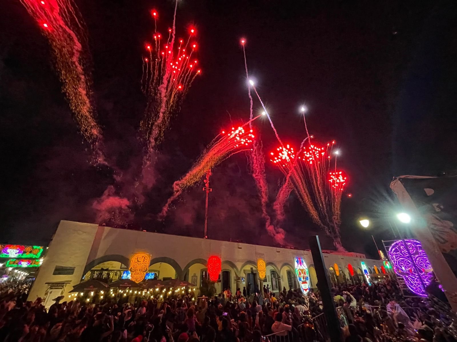 Con luces y algarabía, celebran a la muerte en San Pedro Cholula y Cuautlancingo