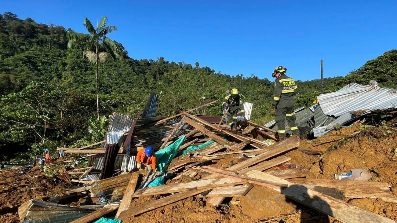 Aumenta a 34 el número de muertos por deslizamiento de tierra en Colombia