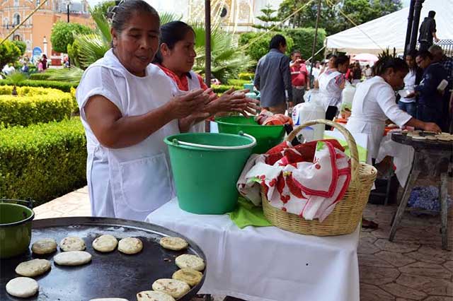 Difunden comida de Zacapoaxtla en muestra gastronómica