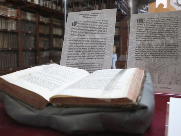 Inaugura exposición de reliquias litúrgicas de los siglos XVII y XVIII en la Palafoxiana