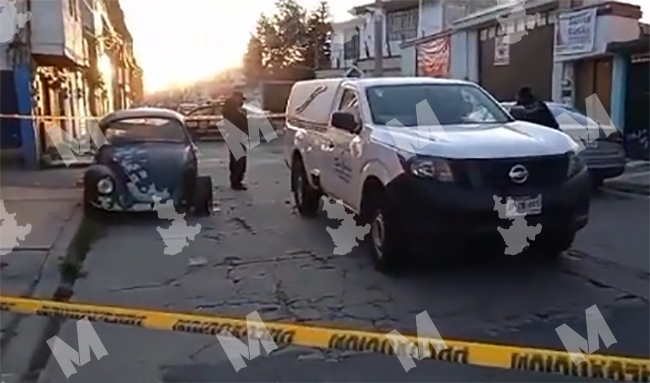 VIDEO Tras una semana de beber, muere por cogestión dentro de su vocho en Puebla