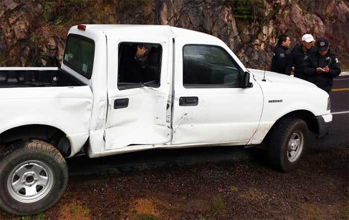 Una mujer herida deja choque de camioneta de Salud