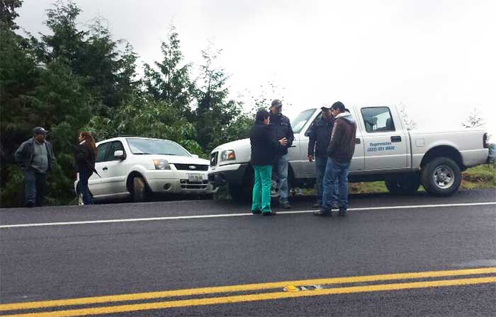 Una mujer herida deja choque de camioneta de Salud