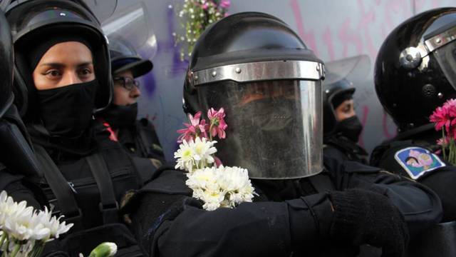 ‘Policía, consciente, se une al contingente’