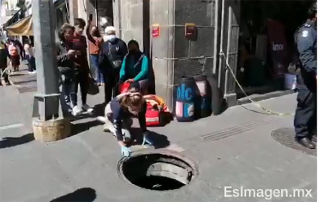 VIDEO Mujer se cae a coladera en pleno centro histórico de Puebla