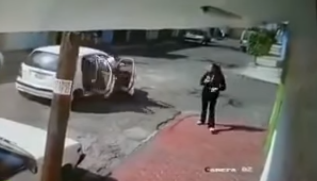 VIDEO Mujer se salva de secuestro gracias a su reacción