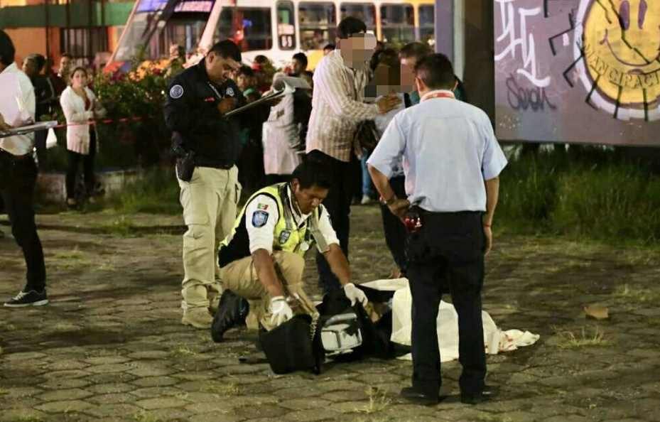 Policía atropella y mata a mujer y deja herida a su hija en La Margarita