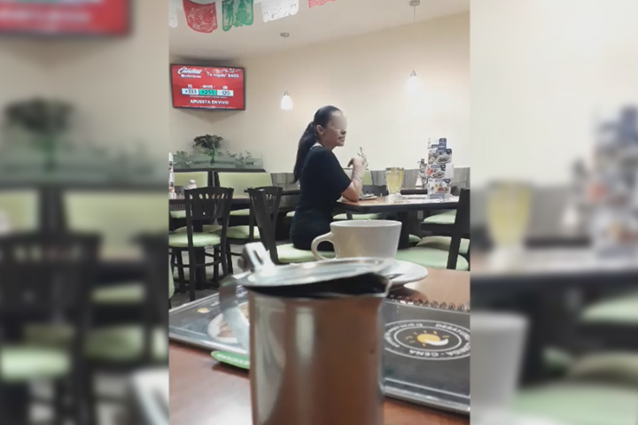 VIDEO Mujer pelea en restaurante con hombre invisible
