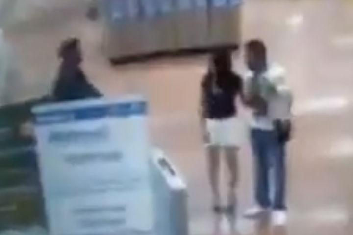 VIDEO Para demostrar que no robaba, mujer se desnuda en Walmart