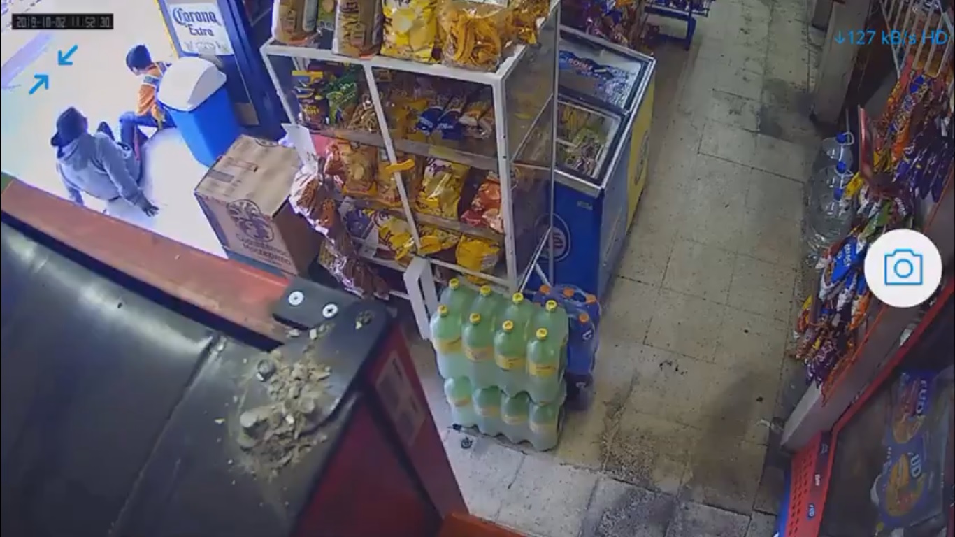 VIDEO Así utiliza mamá a su hijo para robar refrescos