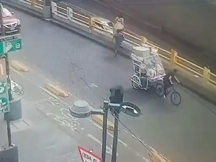 VIDEO Llegan a tiempo, policías evitan que mujer salte desde un puente