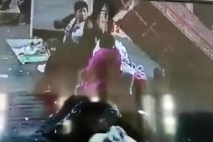 VIDEO Cajas aplastan a mujer en Central de Abasto Puebla