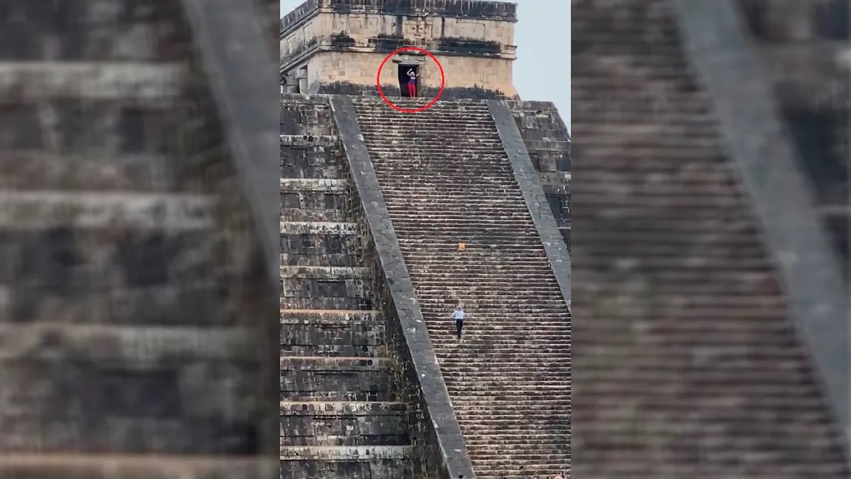 VIDEO Mujer sube la pirámide de Chichén Itzá y la agreden al bajar