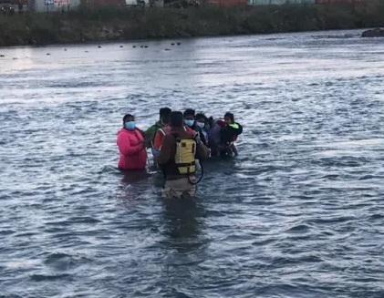 Rescatan a mujer y sus 4 hijos tras 7 horas en el río Bravo