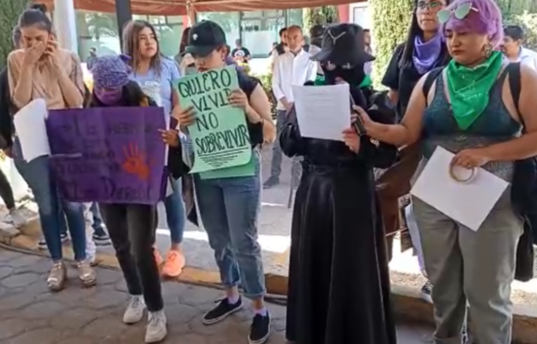 VIDEO En el 8M colectivos feministas denuncian agresiones de policías de Texmelucan