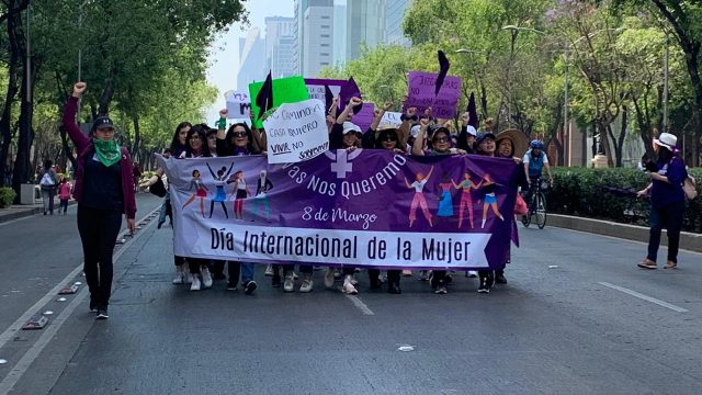 AMLO pide a mujeres que no dañen monumentos en marchas del 8M