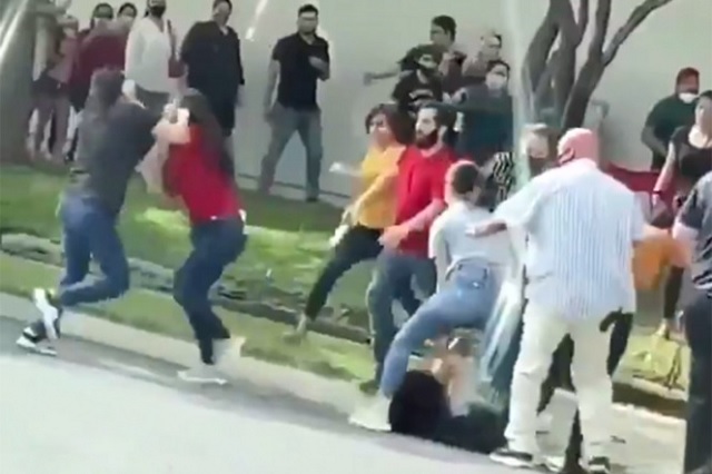 VIDEO A golpes, mujeres pelean por entrar a tienda