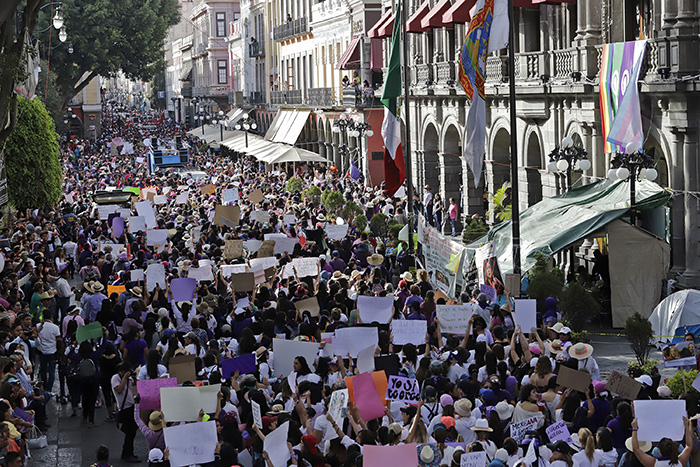 Participan 15 mil mujeres en Marcha Feminista; exigen renuncia a fiscal