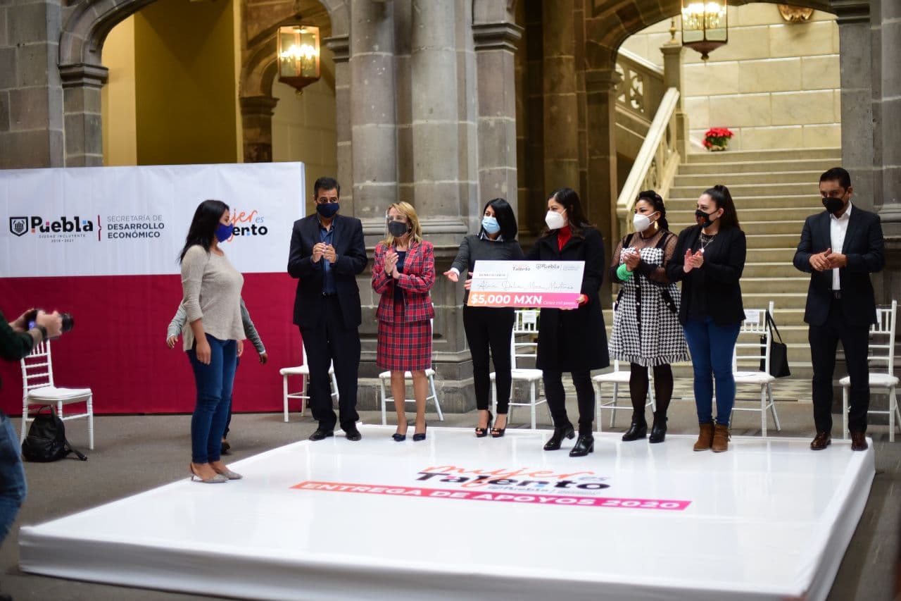 Ayuntamiento de Puebla apoya con 5 mil pesos a jefas de familia