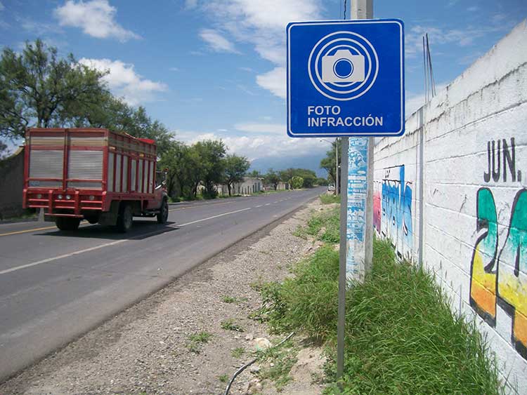 Sorprenden con fotomultas a automovilistas en carreteras de Tehuacán