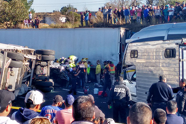 Tráiler aplasta autos y deja 4 muertos en la Puebla-México