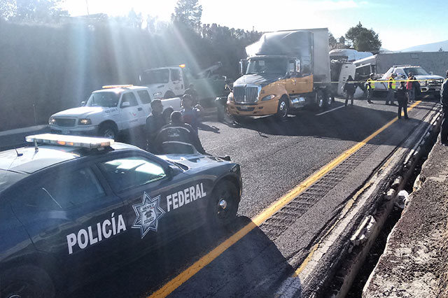Tráiler aplasta autos y deja 4 muertos en la Puebla-México