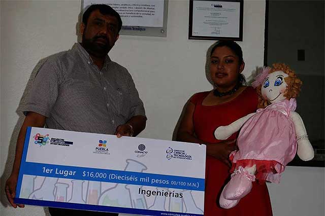 Alumna de Tehuacán crea muñeca para detectar casos de bullying