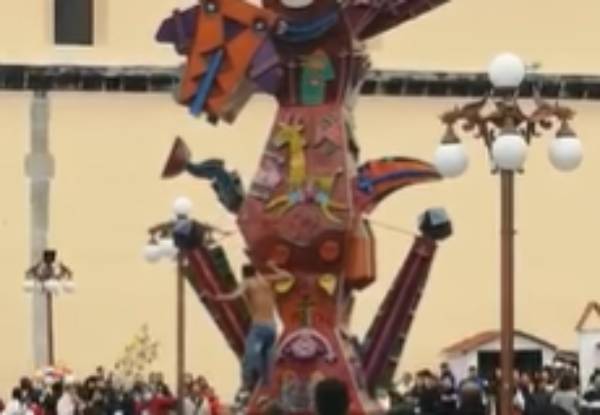 VIDEO Turista se sube a escultura en Zacatlán y cae al resbalarse