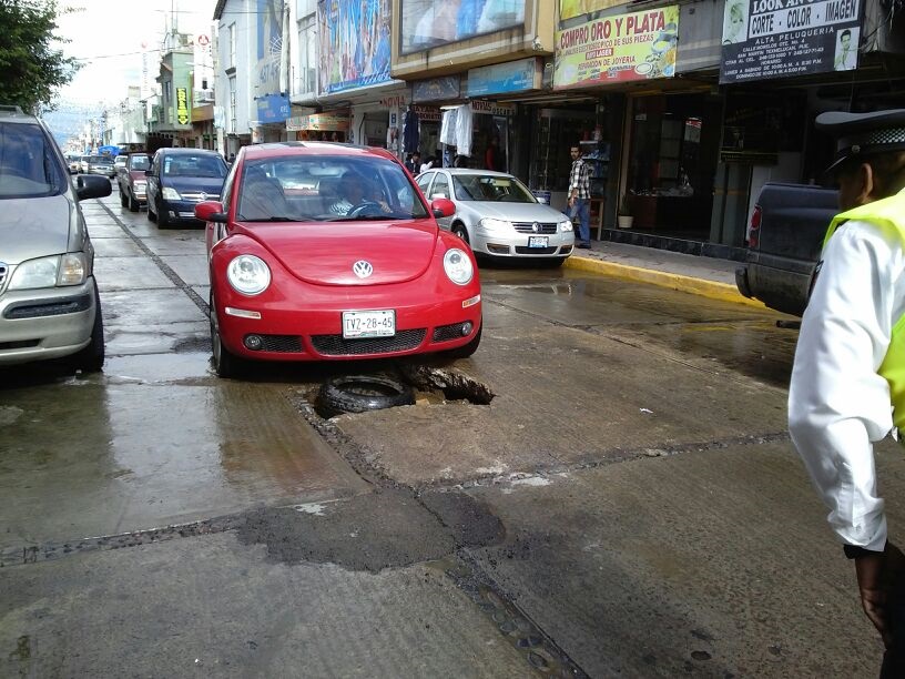 Habitantes de Texmelucan se organizan y tapan baches con escombro