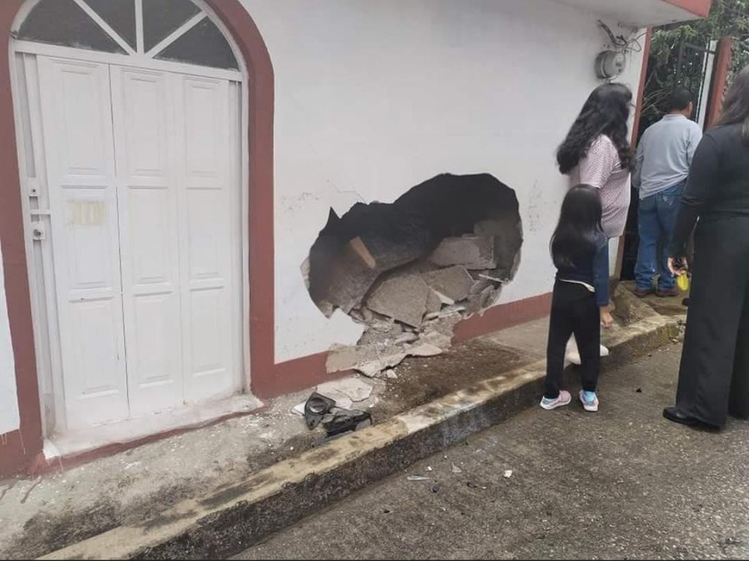 Vehículo se impacta contra muro de una vivienda en Teziutlán