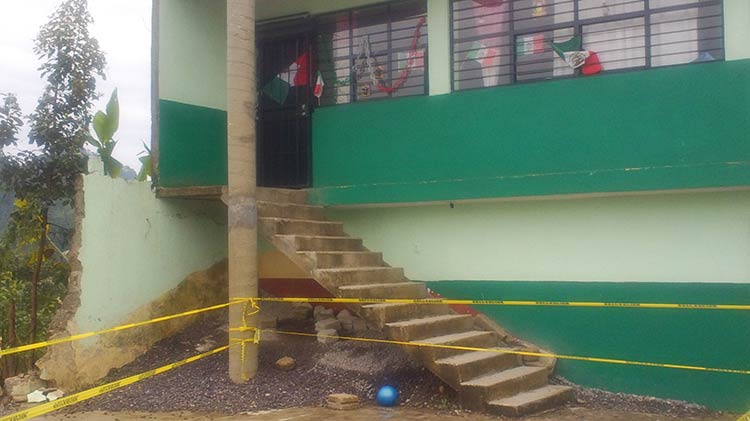 Colapsa muro en primaria de Teziutlán por efectos de Ingrid