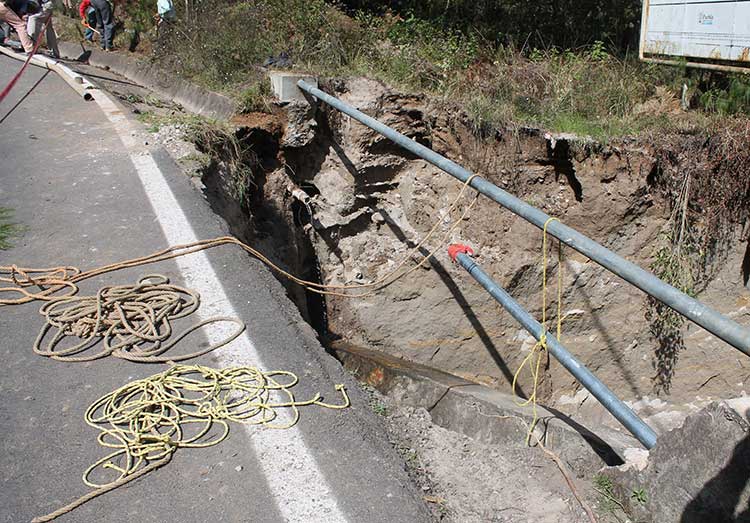 Colapsa muro de contención en carretera de Zacapoaxtla