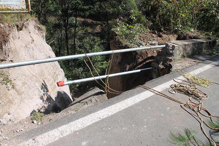 Colapsa muro de contención en carretera de Zacapoaxtla