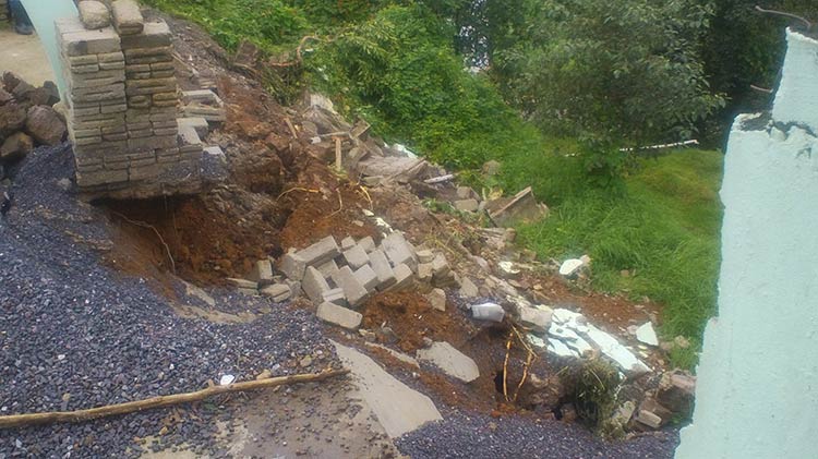 Colapsa muro en primaria de Teziutlán por efectos de Ingrid