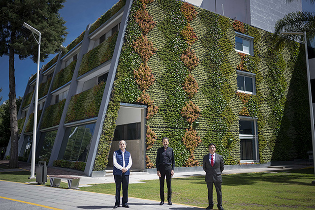 Inauguran Muro Verde en la Facultad de Ciencias Biológicas de la BUAP
