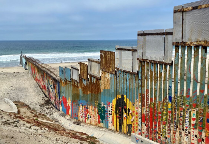 En Tijuana, EU retoma construcción de muro fronterizo 