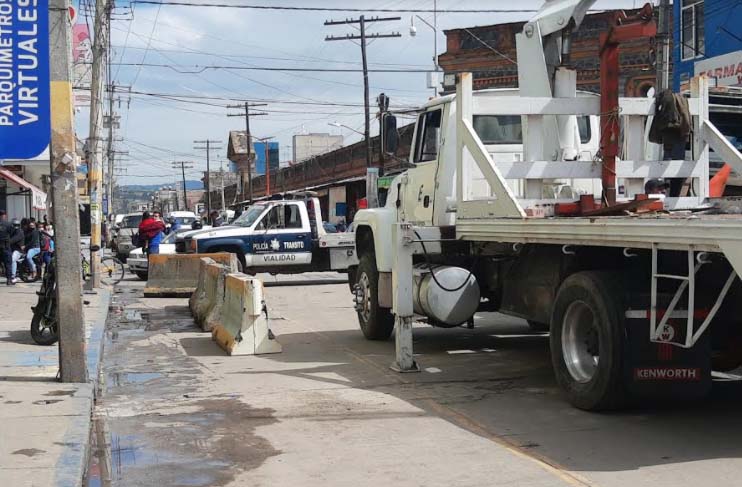 VIDEO Con muros buscan impedir instalación de ambulantes en Texmelucan