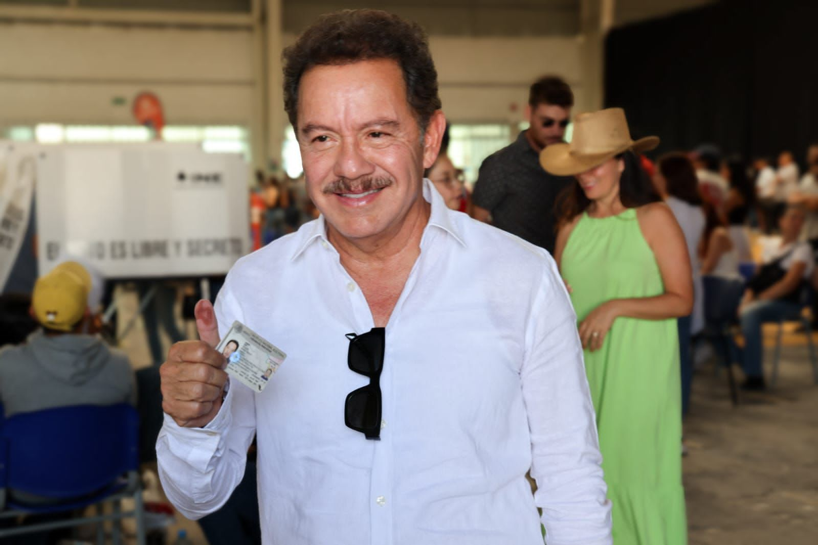 Acude Nacho Mier a emitir su voto