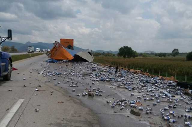 En el arco norte volcó camión cargado con latas de cerveza