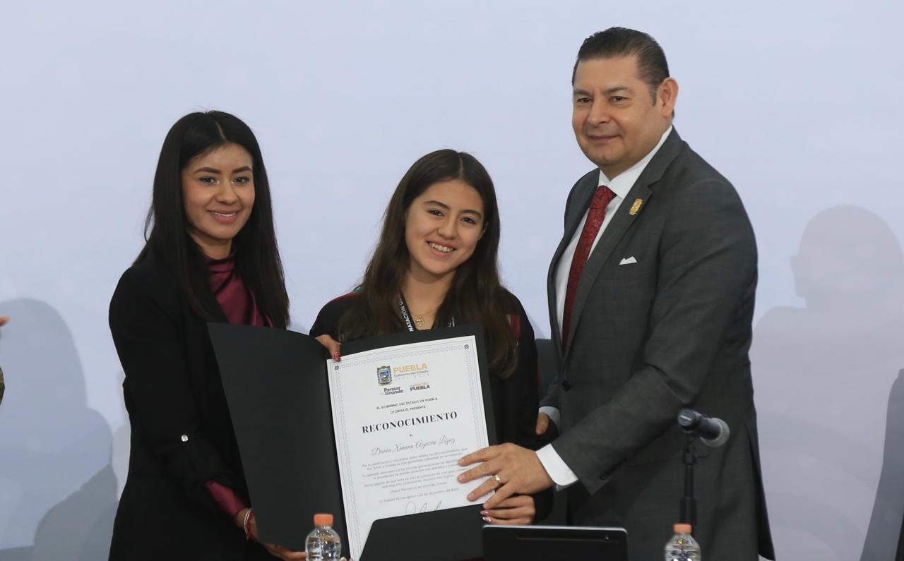 Armenta reconoce a la campeona en natación Dania Ximena Aguirre