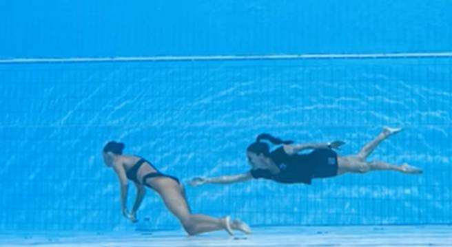 VIDEO Nadadora se desvanece y entrenadora la salva de ahogarse en Mundial de Natación